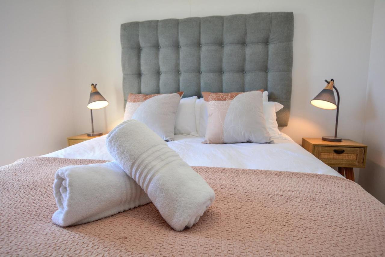Designer Beachfront In Big Bay With Swimming Pool- 2 Bedroom, 1 Azure *