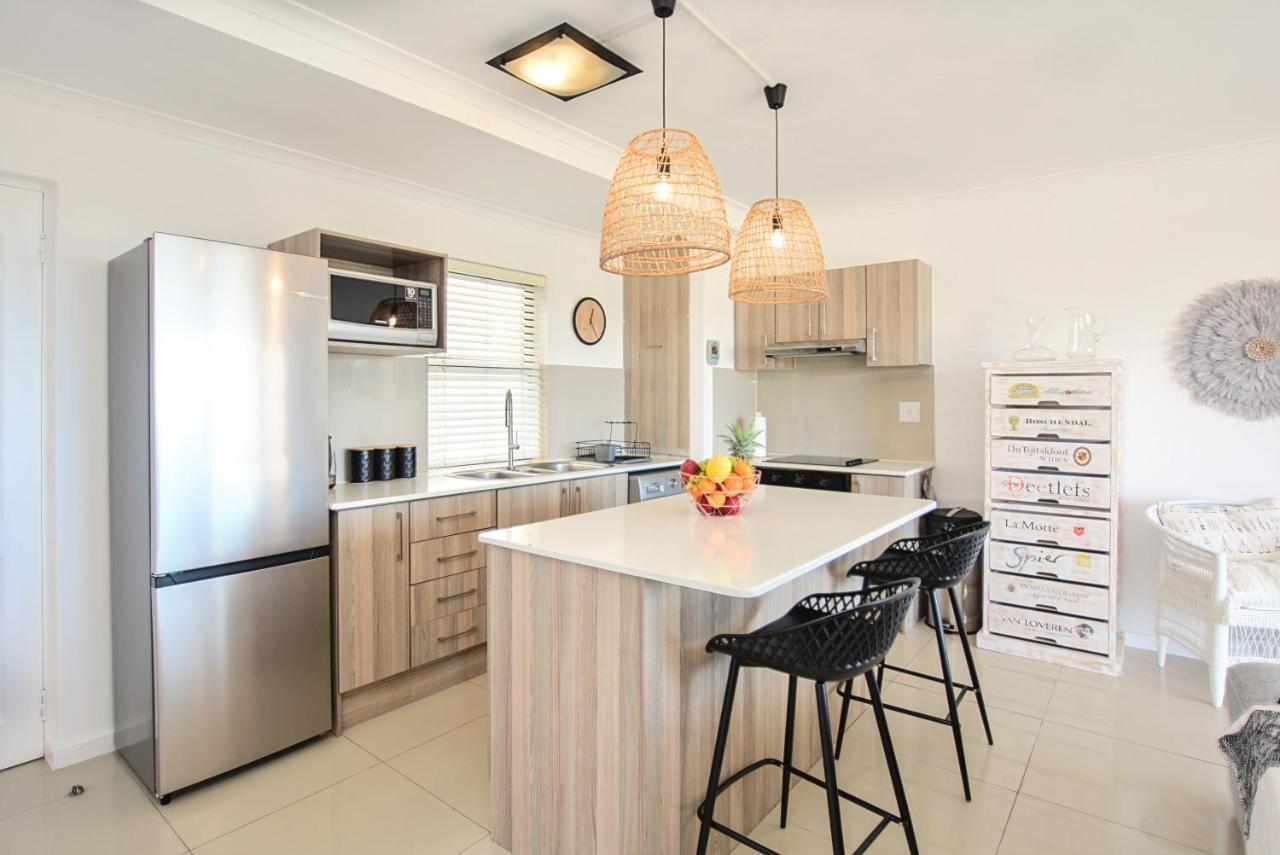 Designer Beachfront In Big Bay With Swimming Pool- 2 Bedroom, 1 Azure Apartment Kapstadt